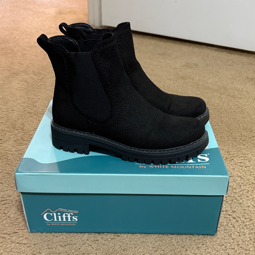Cliffs by WHITE MOUNTAIN Black Chelsea Boots